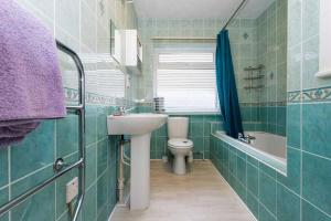 Koupelna v ubytování Ty DERYN - SLEEPS 6-SPACIOUS FAMILY HOLIDAY HOME + 12 fotografií