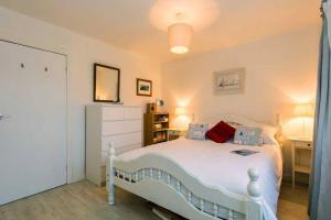 Postel nebo postele na pokoji v ubytování Ty DERYN - SLEEPS 6-SPACIOUS FAMILY HOLIDAY HOME