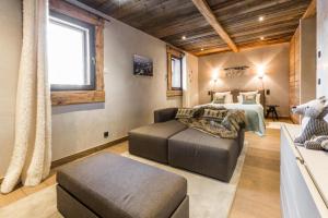ein Schlafzimmer mit einem Bett und einem großen Fenster in der Unterkunft Le Hameau Du Renard Blanc in Saint-Gervais-les-Bains