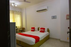 سرير أو أسرّة في غرفة في Qumra Furnished Apartments