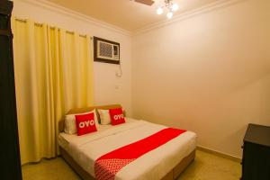 מיטה או מיטות בחדר ב-Qumra Furnished Apartments