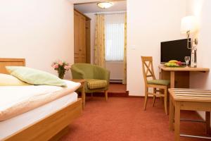 ein Hotelzimmer mit einem Bett, einem Tisch und Stühlen in der Unterkunft Hotel Lindenhof in Meschede