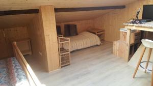 a small room with a bed and a desk at Maison Rochefort quartier Montrival in Rochefort