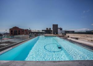 Piscina de la sau aproape de Docklands Luxury Two Bedroom Apartments