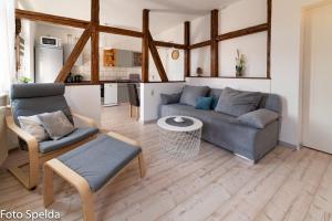 sala de estar con sofá y sillas y cocina en Tom´s Ferienappartements, en Tabarz