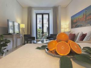 een bos sinaasappels op een tafel in een woonkamer bij Epicenter II in Sevilla