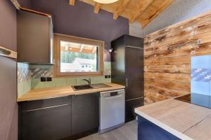 Kuchyň nebo kuchyňský kout v ubytování Chalet le petit Nicolas, jacuzzi, vue Mont Blanc