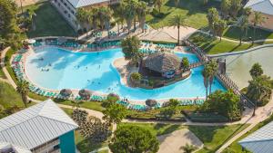 una vista dall'alto di una piscina in un resort di PortAventura Hotel Caribe - Includes unlimited access to PortAventura Park & 1 access to Ferrari Land a Salou Altre 46 foto