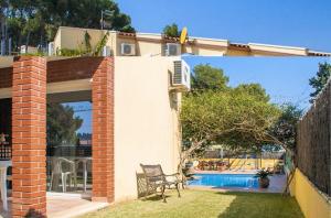 ein Haus mit einer Terrasse und einem Pool in der Unterkunft R88 Casa Alegre in Segur de Calafell