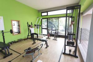 ein Fitnessstudio mit Menschen, die an Maschinen in einem Raum trainieren in der Unterkunft Residenza Alberghiera Italia in Luni