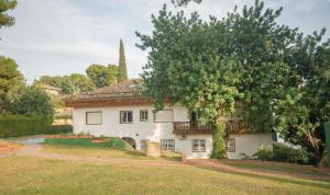 una casa blanca con un árbol y un patio en R1 Casa FRANCIA, en Calafell