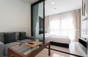 un soggiorno con divano e letto di Siamplaengna Residence สยามแปลงนา เรสซิเดนท์ a Bangkok
