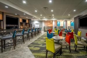 Телевизор и/или развлекательный центр в Holiday Inn Huntsville - Research Park by IHG