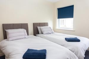 dos camas sentadas una al lado de la otra en una habitación en Spa Court en Cheltenham