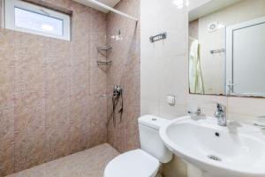 W łazience znajduje się toaleta, umywalka i prysznic. w obiekcie Guesthouse Alvani w mieście K'vemo Alvani