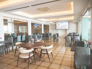 a conference room with a table and chairs at Hotel Baia in Cascais