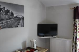 een flatscreen-tv aan een muur bij The Royal Oak in Settle