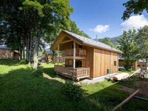 ザンクト・ローレンツェン・オプ・ムーラウにあるBoutique Chalet in Sankt Georgen ob Murau with Saunaの小さな木造の小屋(ポーチ付)