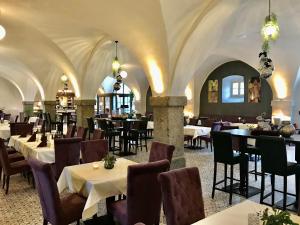 a restaurant with tables and chairs in a room at Gut am See in Görlitz