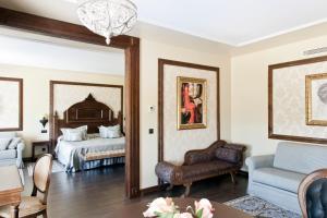 Cama o camas de una habitación en PortAventura Hotel Lucy's Mansion - Includes unlimited access & Express wristband to PortAventura Park & Ferrari Land