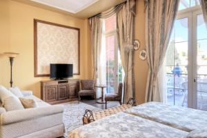 Cama o camas de una habitación en PortAventura Hotel Lucy's Mansion - Includes unlimited access & Express wristband to PortAventura Park & Ferrari Land