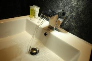 Ett badrum på Hotel Travellers Nest Kandy