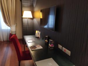 TV a/nebo společenská místnost v ubytování Hotel Porta Felice & Spa