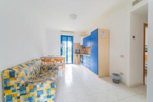 sala de estar con sofá y cocina en Residence Il Sole, en Porto Corsini