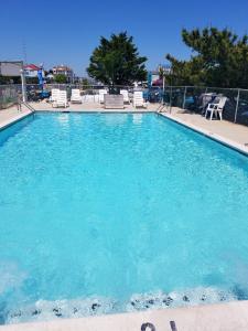 una gran piscina de agua azul en un complejo en Oceanic Motel en Ocean City