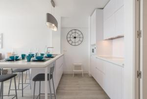 A kitchen or kitchenette at MalagaSuite Malagueta Impressive Views