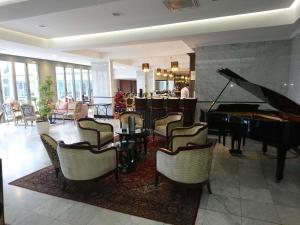 The lounge or bar area at ibis Périgueux Centre