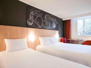 Un pat sau paturi într-o cameră la ibis Maine Montparnasse
