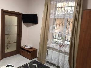 Μια τηλεόραση ή/και κέντρο ψυχαγωγίας στο Two-bedroom apartment in 10 min to the Opera Theatre