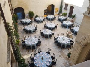 Reštaurácia alebo iné gastronomické zariadenie v ubytovaní Palazzo Viceconte