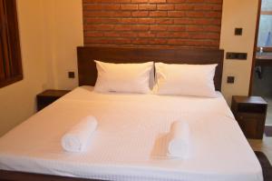 1 dormitorio con 1 cama con 2 toallas en Agro Village Resort , Kalpitiya, en Kalpitiya