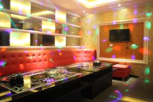 TV a/nebo společenská místnost v ubytování Dela Chambre Hotel
