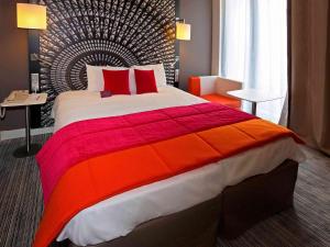 Cama ou camas em um quarto em Mercure Nantes Centre Grand Hotel