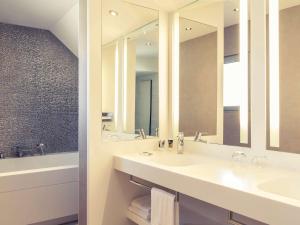 Um banheiro em Mercure Nantes Centre Grand Hotel