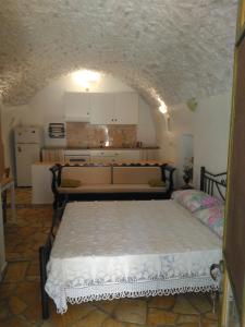 ein Schlafzimmer mit einem Bett in einem Zimmer in der Unterkunft Irina Studios in Kýthira