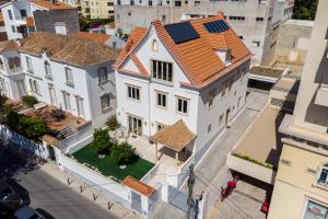 einen Blick über ein großes weißes Haus mit orangefarbenen Dächern in der Unterkunft Chalet Estoril Luxury perfect for Families & Friends in Estoril