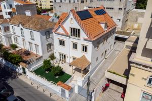 una vista aérea de una gran casa blanca con techos naranjas en Chalet Estoril Luxury perfect for Families & Friends, en Estoril