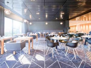 Reštaurácia alebo iné gastronomické zariadenie v ubytovaní Novotel Katowice Centrum