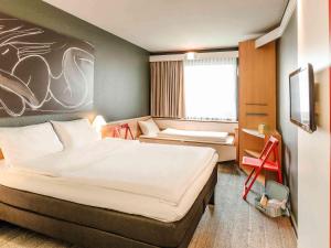 Säng eller sängar i ett rum på ibis Wien City