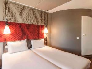 Postel nebo postele na pokoji v ubytování ibis Amsterdam City West