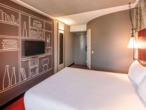 Tempat tidur dalam kamar di ibis Amsterdam City West