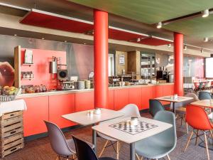 Un restaurante u otro lugar para comer en Hotel Ibis Bregenz