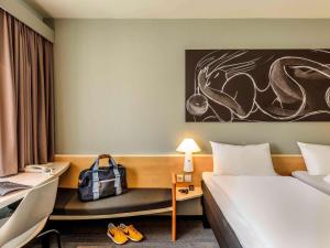 Una cama o camas en una habitación de Hotel Ibis Bregenz