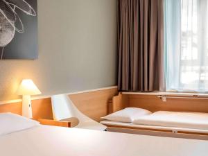 Una cama o camas en una habitación de Hotel Ibis Bregenz