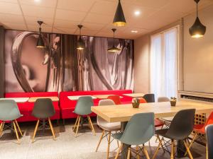 Um restaurante ou outro lugar para comer em ibis Paris Vaugirard Porte de Versailles