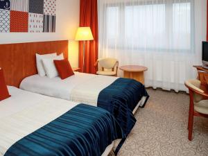 Ένα ή περισσότερα κρεβάτια σε δωμάτιο στο Mercure Gdynia Centrum